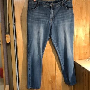 Boyfriend cut jean capris